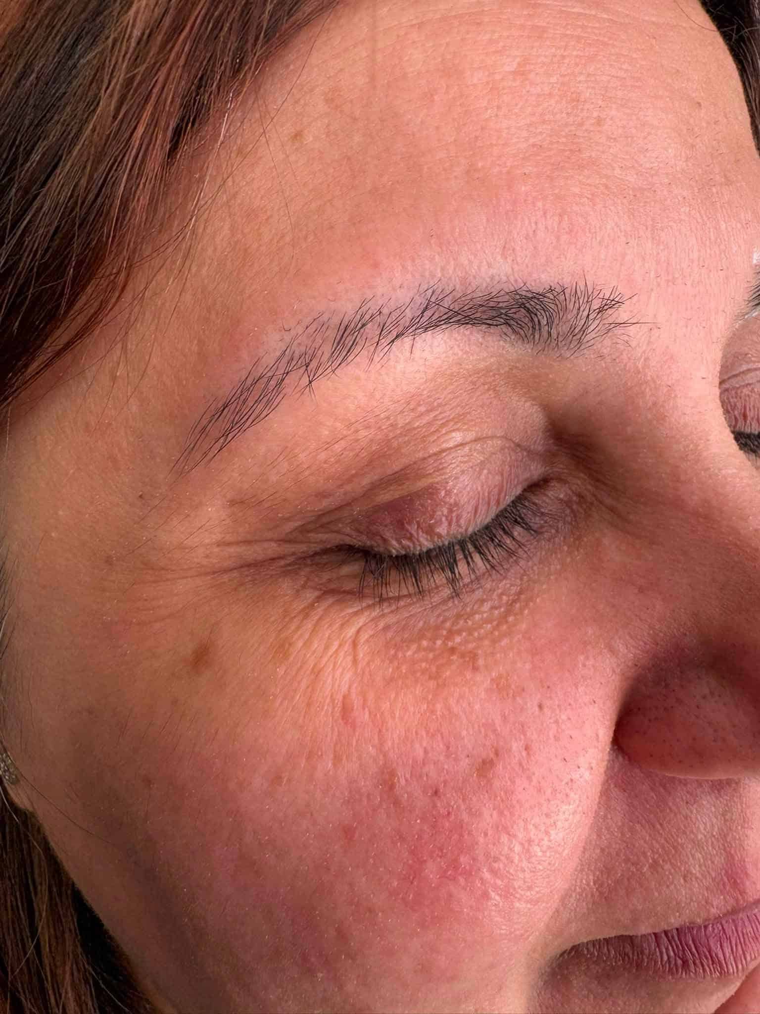 Natural brows before a semi-permanent brow treatment at Été Studios